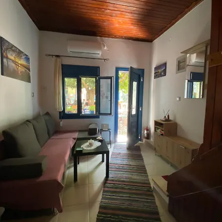 Σπίτι Στην Παραδοσιακή Πλατεία. Villa Kampos  Exterior photo